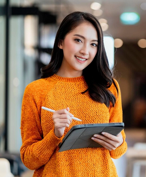 Femme professionnelle souriant avec une tablette